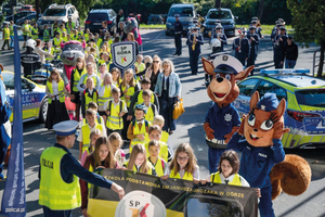 dzieci w kamizelkach odblaskowych i maskotki policyjne