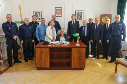 grupa ludzi w pomieszczeniu przy biurku