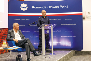 policjant przemawia a mężczyzna siedzi