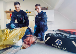policjanci wykonują czynności ratownicze na symulancie