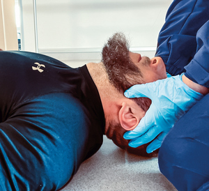 policjanci wykonują czynności ratownicze na symulancie