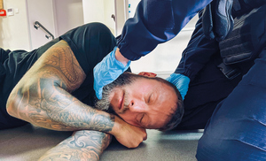 policjanci wykonują czynności ratownicze na symulancie