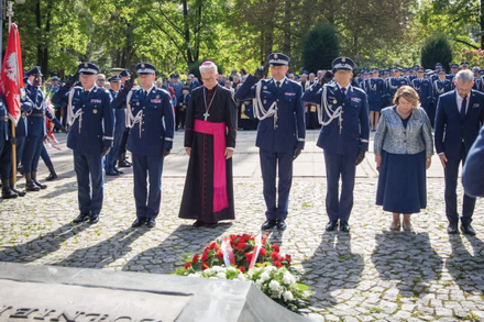 komendanci oddają hołd przed pomnikiem na jasnej górze