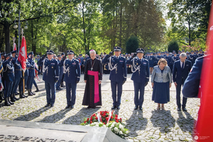 komendanci oddają hołd przed pomnikiem na jasnej górze