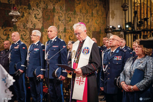 w kościele stoi biskup i komendanci modląc się o