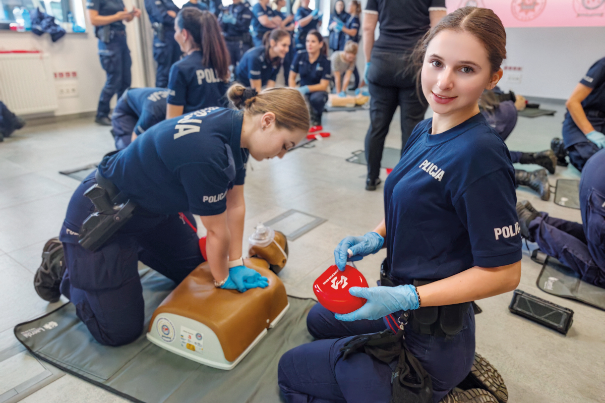 policjantki ćwiczą na fantomach ratowanie ludzi