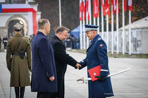 generał policji. wręczenie szabli przez dla generała