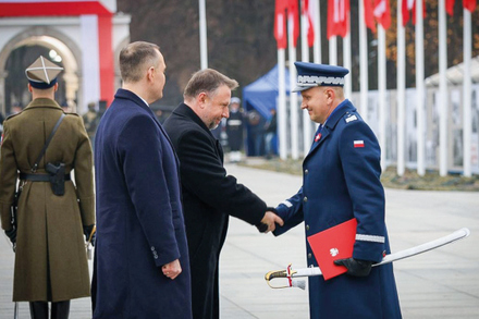generał policji. wręczenie szabli przez dla generała