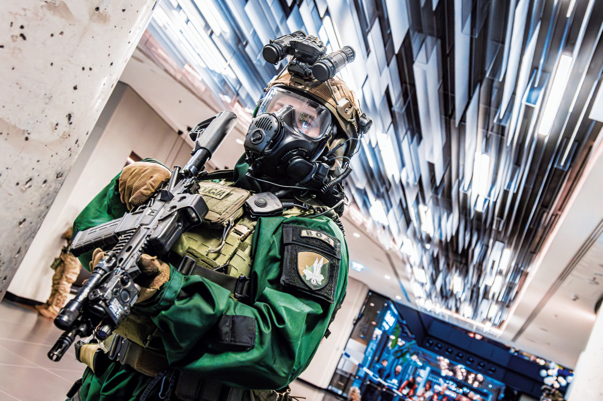 ćwiczenia BOA w budynkach, wieżowcu, w mieście odbijanie zakładników loty śmigłowcem