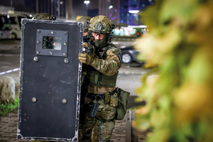 ćwiczenia BOA w budynkach, wieżowcu, w mieście odbijanie zakładników loty śmigłowcem