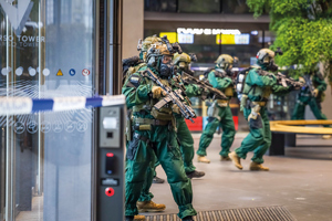 ćwiczenia BOA w budynkach, wieżowcu, w mieście odbijanie zakładników loty śmigłowcem