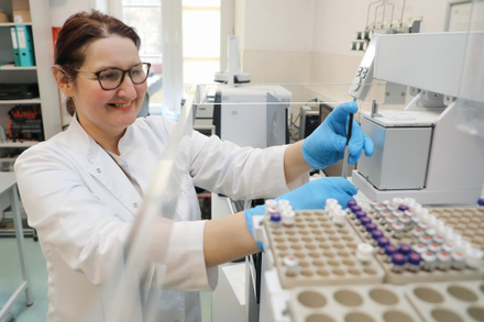 laborantka pracuje w laboratorium, bada ślady różne