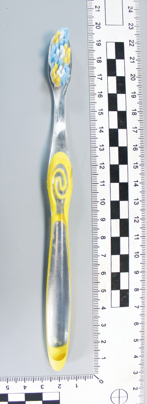 laborantka pracuje w laboratorium, bada ślady różne