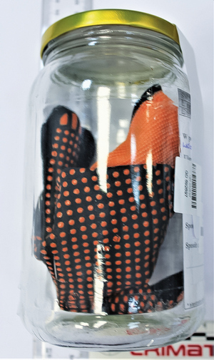 laborantka pracuje w laboratorium, bada ślady różne