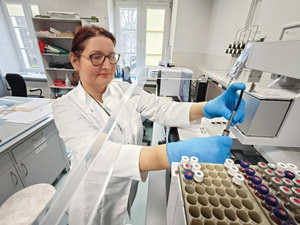 laborantka pracuje w laboratorium, bada ślady różne