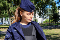 kamizelka kuloodporna ubrana na poolicjantce i policjancie, demonstrowana pod ubraniem