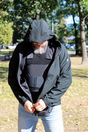 kamizelka kuloodporna ubrana na poolicjantce i policjancie, demonstrowana pod ubraniem