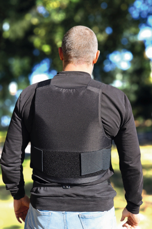 kamizelka kuloodporna ubrana na poolicjantce i policjancie, demonstrowana pod ubraniem