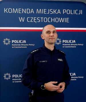 policjanci z historii w materiale stoją przy radiowozach, przy budynkach i wewnątrz komend Asp. Kamil Sowiński