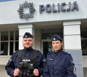 policjanci z historii w materiale stoją przy radiowozach, przy budynkach i wewnątrz komend sierż. Zuzanna Sadecka i post. Michał Borkowski