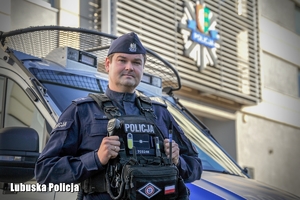 policjanci z historii w materiale stoją przy radiowozach, przy budynkach i wewnątrz komend mł. asp. Paweł Kogut