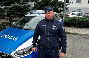 policjanci z historii w materiale stoją przy radiowozach, przy budynkach i wewnątrz komend sierż. szt. Marcin Maliński