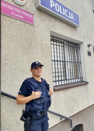 policjanci z historii w materiale stoją przy radiowozach, przy budynkach i wewnątrz komend st. post. Natalia Lademann