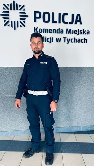 policjanci z historii w materiale stoją przy radiowozach, przy budynkach i wewnątrz komend st. post. Jakub Troszok