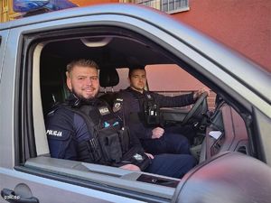 policjanci z historii w materiale stoją przy radiowozach, przy budynkach i wewnątrz komend Sierż. szt. Krzysztof Strelau i st. post. Nataniel Wójtowicz