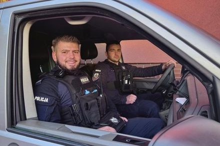 policjanci w samochodzie