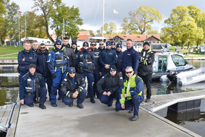 policjanci ćwiczą na wodzie w łodziach patrolowych, na skuterach wodnych i relaksują się w czasie wolnym