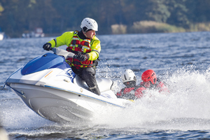 policjanci ćwiczą na wodzie w łodziach patrolowych, na skuterach wodnych i relaksują się w czasie wolnym