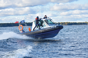 policjanci ćwiczą na wodzie w łodziach patrolowych, na skuterach wodnych i relaksują się w czasie wolnym