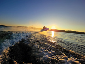 policjanci ćwiczą na wodzie w łodziach patrolowych, na skuterach wodnych i relaksują się w czasie wolnym
