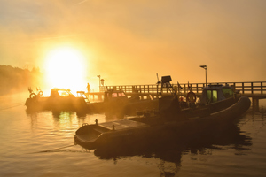 policjanci ćwiczą na wodzie w łodziach patrolowych, na skuterach wodnych i relaksują się w czasie wolnym