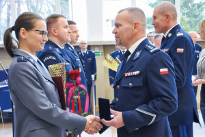 policjanci odbierają nagrody.