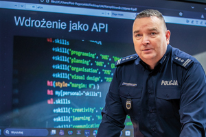 policjant na tle ekranu komputera