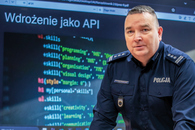 policjant na tle ekranu komputera