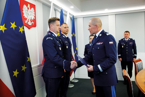 policjant wyróżniony w konkursie otrzymuje wyróżnienie od zastępcy KGP