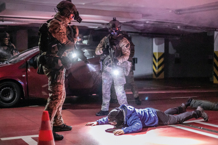 policjaNCI służb specjalnych ćwiczą reagowanie w trudnych sytuacjach