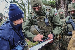 policjaNCI służb specjalnych ćwiczą reagowanie w trudnych sytuacjach. policjantka kieruje BOA na właściwe miejsce