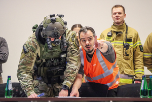 policjaNCI służb specjalnych ćwiczą reagowanie w trudnych sytuacjach. Pomocnik kieruje BOA we właściwe miejsce