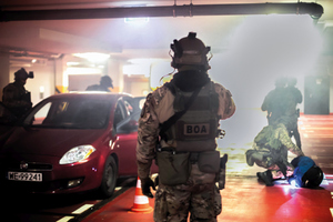 policjaNCI służb specjalnych ćwiczą reagowanie w trudnych sytuacjach. Podejrzany na podłodze został obezwładniony