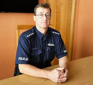 policjanci z historii w materiale, siedzą przy biurkach, stoją przy radiowozach i przy swoich komendach