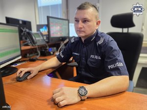 policjanci z historii w materiale, siedzą przy biurkach, stoją przy radiowozach i przy swoich komendach