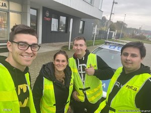 policjanci z historii w materiale, siedzą przy biurkach, stoją przy radiowozach i przy swoich komendach