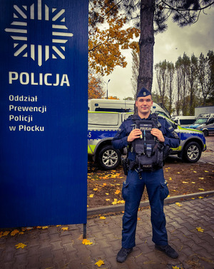 policjanci z historii w materiale, siedzą przy biurkach, stoją przy radiowozach i przy swoich komendach