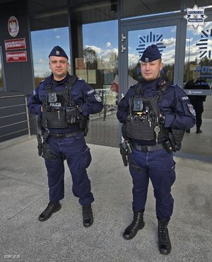 policjanci z historii w materiale, siedzą przy biurkach, stoją przy radiowozach i przy swoich komendach
