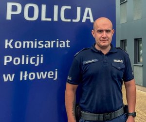 policjanci z historii w materiale, siedzą przy biurkach, stoją przy radiowozach i przy swoich komendach