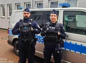 policjanci z historii w materiale, siedzą przy biurkach, stoją przy radiowozach i przy swoich komendach